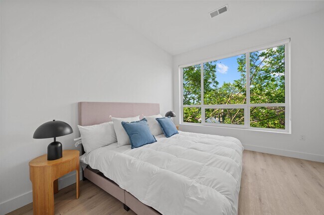 Building Photo - 17 AVENUE E