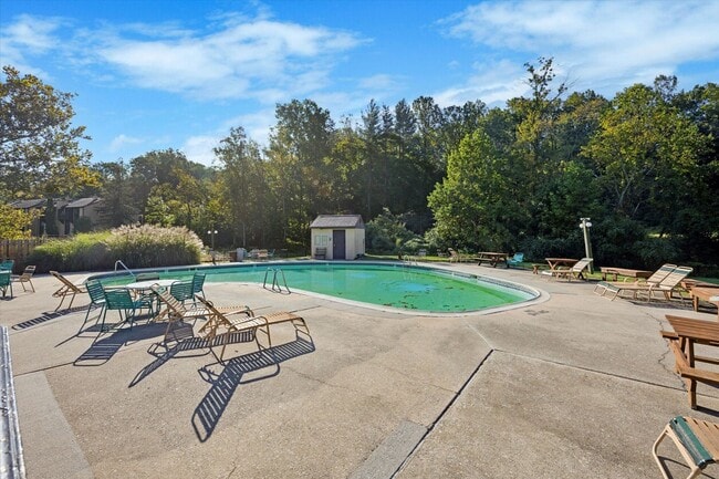 Building Photo - Available Immediately – Renovated 2B/1.5B ...