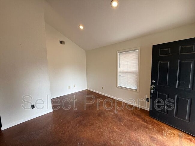 Building Photo - 636 W Oak Ave