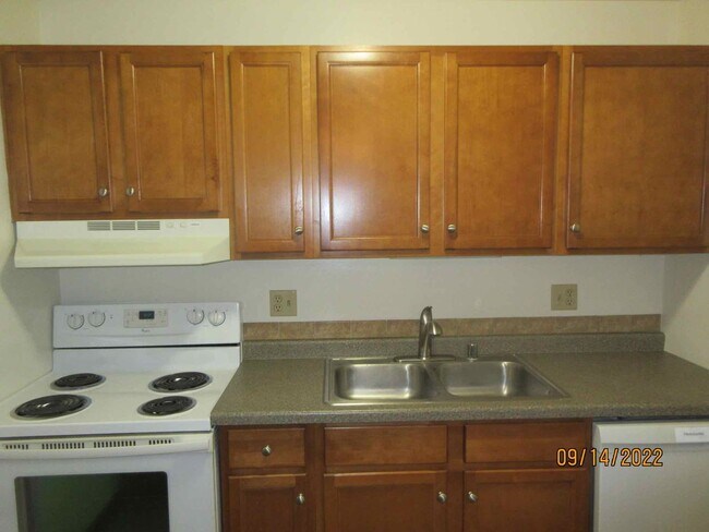 Building Photo - Available October 2025 Remodeled 2 Bedroom...