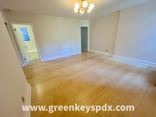 Building Photo - Affordable Nob Hill Studio Condo at Patricia Court – Walk to NW 23rd - Rent covers water, sewer, ...