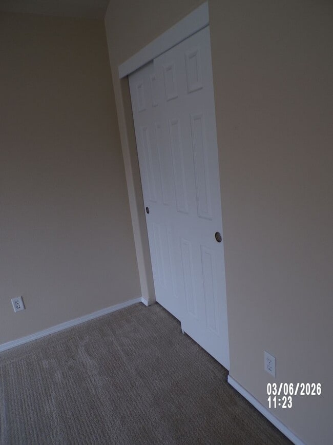 Building Photo - Newly remodeled Meadows Townhome