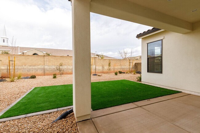 Building Photo - Beautiful New Home with access to community pool