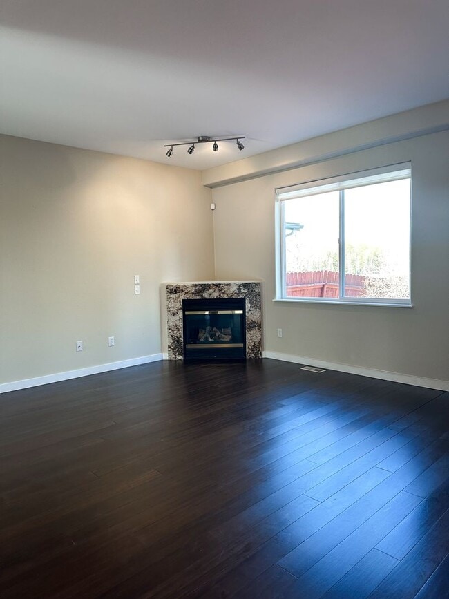 Building Photo - Beautiful Duplex, High End Finishes with L...
