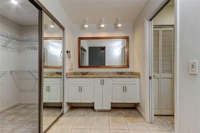 Building Photo - 4139 Brentwood Park Cir