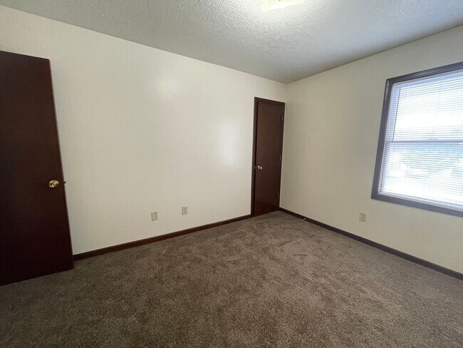 Building Photo - 521 S Silverwood Ln