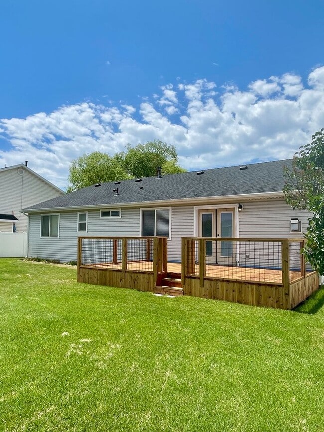Building Photo - Beautifully Updated 3-Bedroom Home in Roy,...