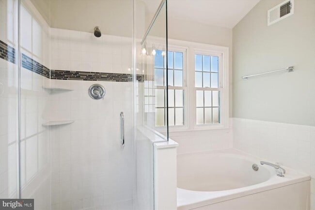 Building Photo - 1293 Quaker Hill Dr