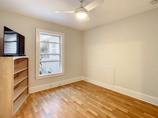 Building Photo - Charming two bedroom two bathroom cottage in North St. Petersburg Fully Updated.