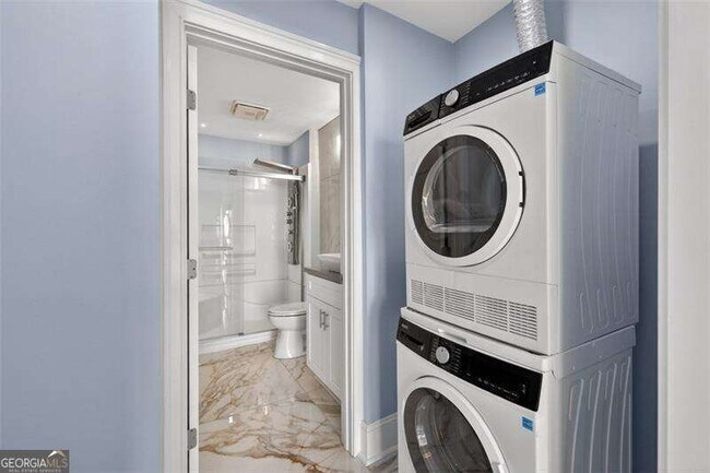 Building Photo - 1074 Peachtree Walk NE