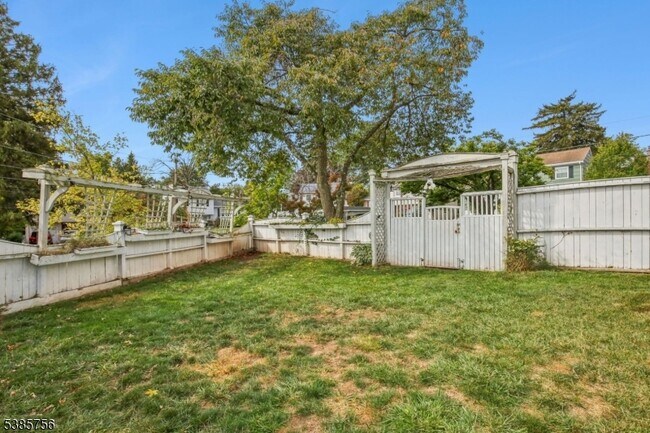 Building Photo - 82 Eaton Pl
