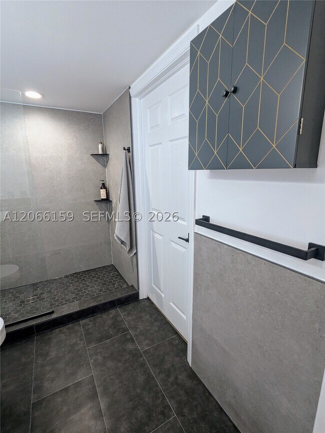 Building Photo - 1155 Brickell Bay Dr
