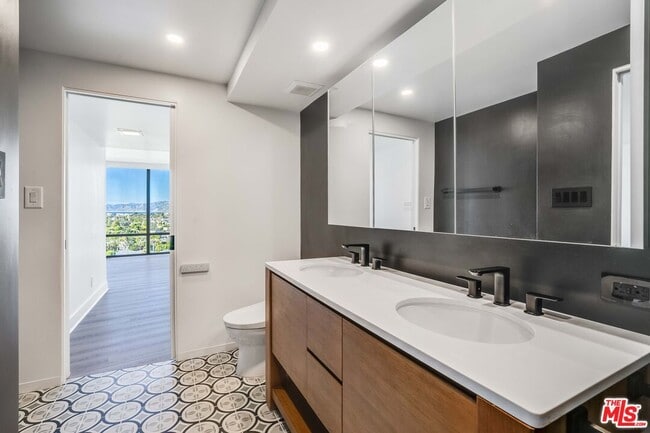 Building Photo - 4265 Marina City Dr