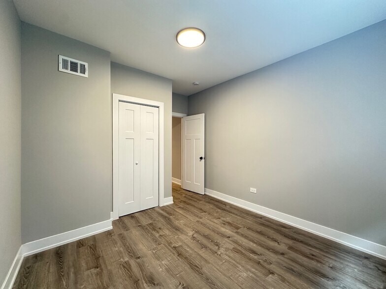 Building Photo - 434 W Aldine Ave