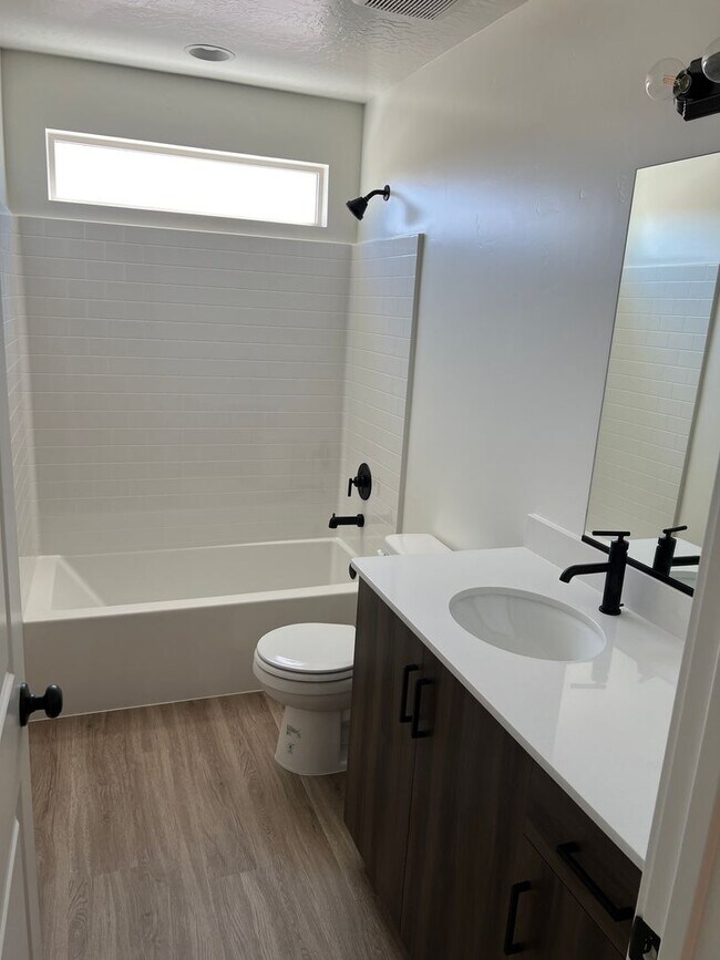 Building Photo - Newer 4 bedroom townhome in South Desert Gardens!