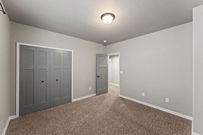 Building Photo - Beautifully Updated 4-Bedroom Home with Op...