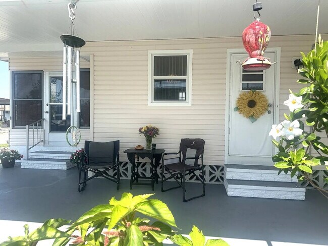 Building Photo - "Charming 2-Bed, 2-Bath Retreat in Nokomis!"