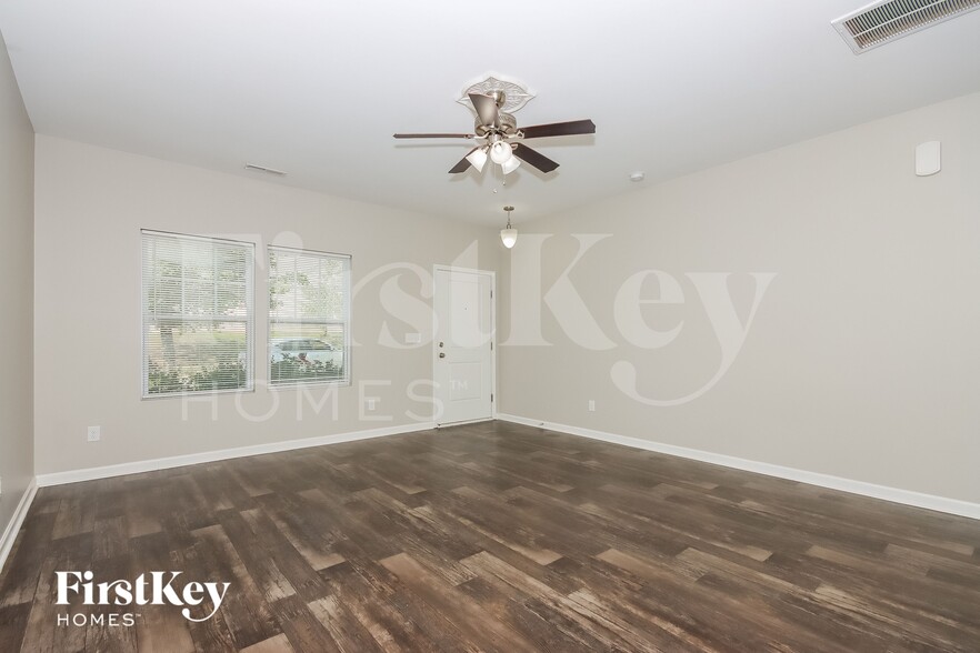 Building Photo - 905 Little Dog Ln