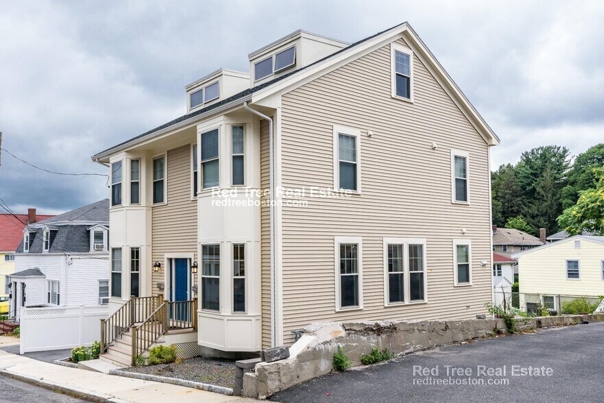 Building Photo - 1 Larose Plz