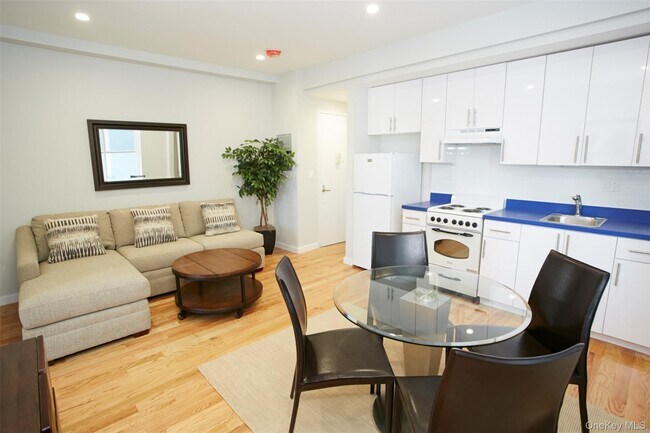 Building Photo - 215 E Broadway