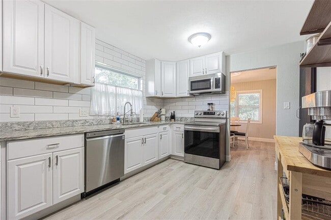 Building Photo - 701 W Henry Ave