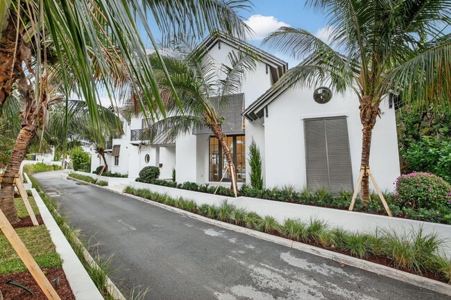 Building Photo - 400 Mola Ave