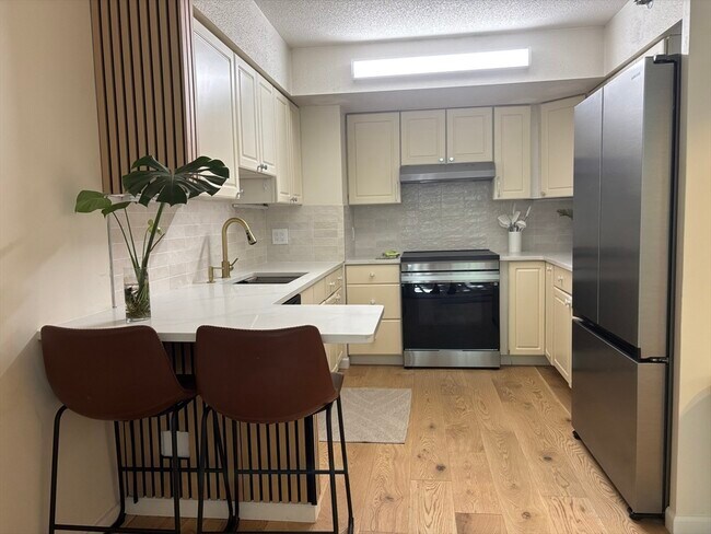 Building Photo - 1731 Beacon St