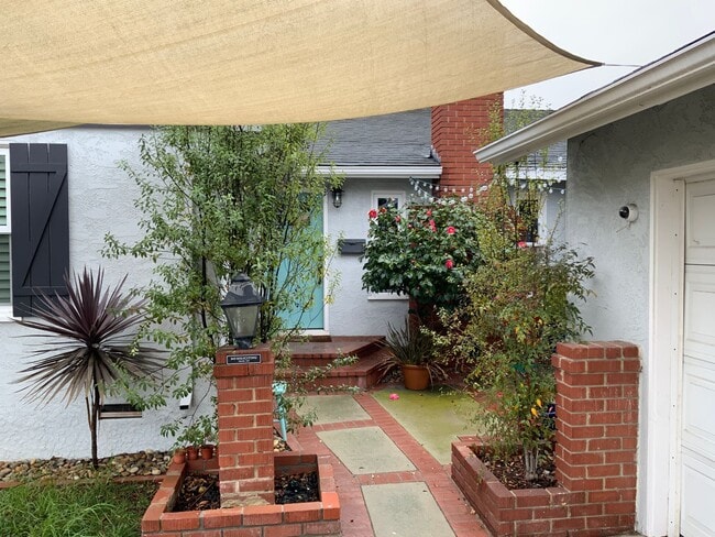 Building Photo - Spacious 3BD Home with Large Backyard, Quartz Counters & 2-Car Garage