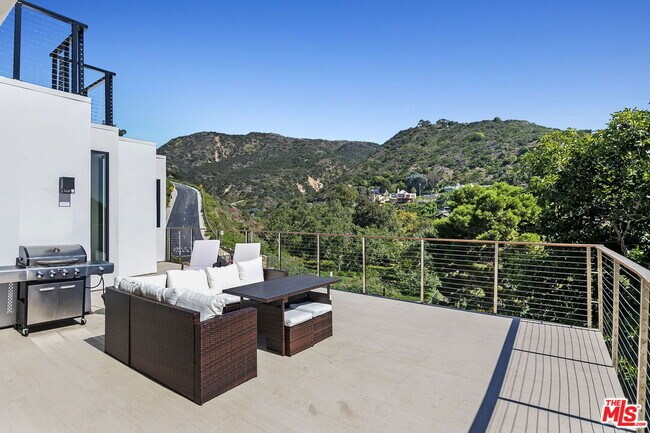 Building Photo - 3843 Rambla Pacifico St