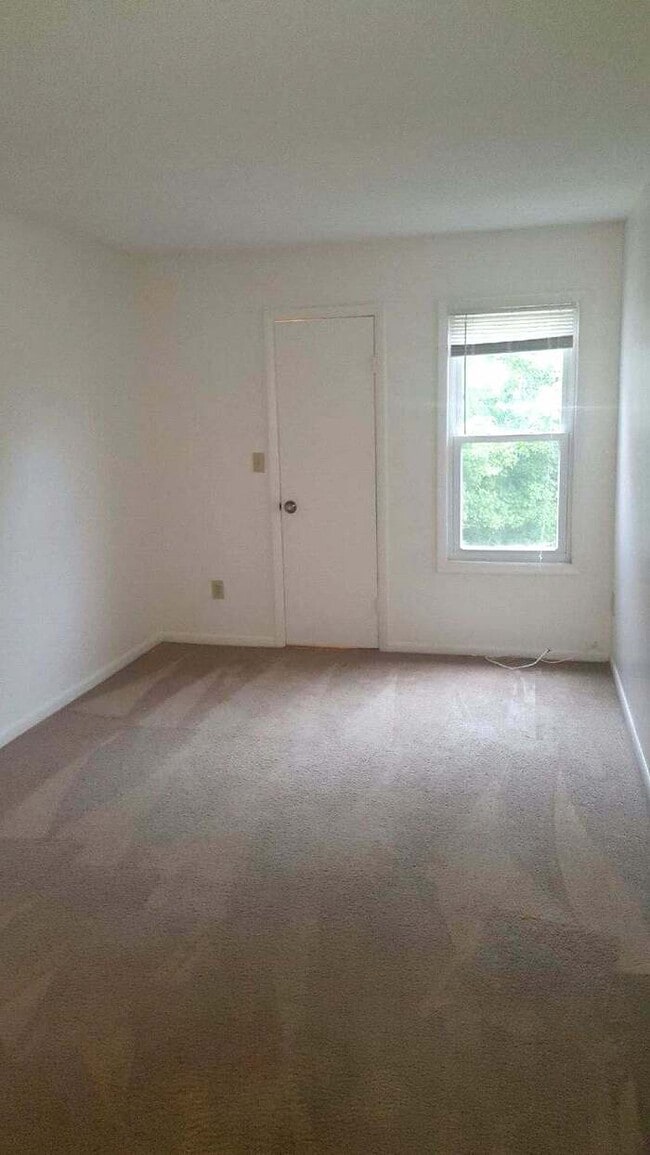 Building Photo - AWESOME 3 BED/2 BATH TOWNHOME W/OPEN FLOOR...