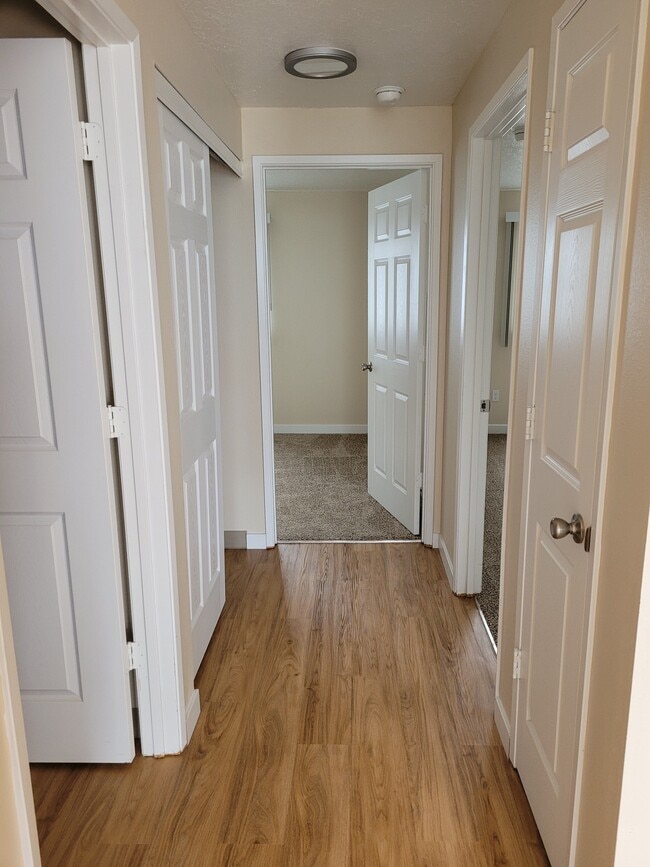 Building Photo - Hidden Oaks