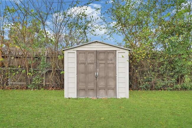 Building Photo - 1853 Huge Oaks St