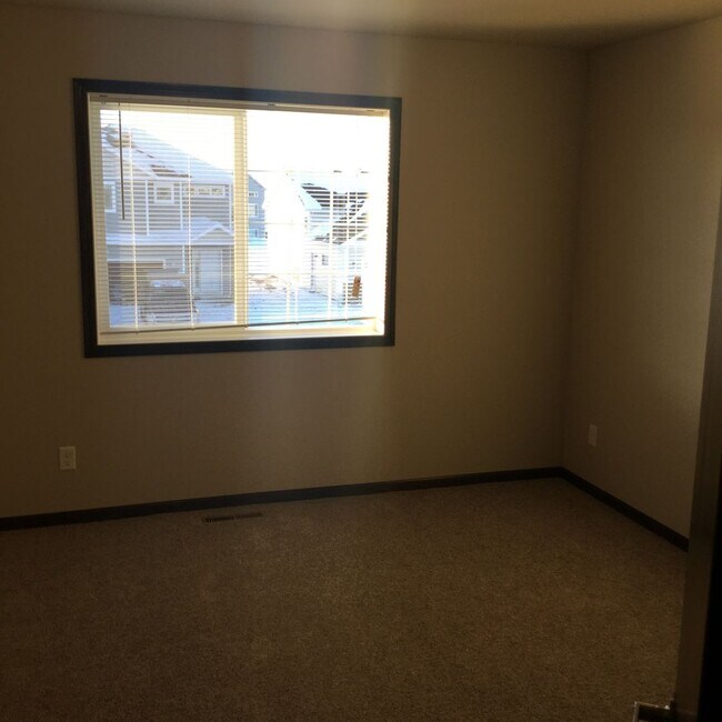 Building Photo - 3 Bed 3 Bath Single Family Home