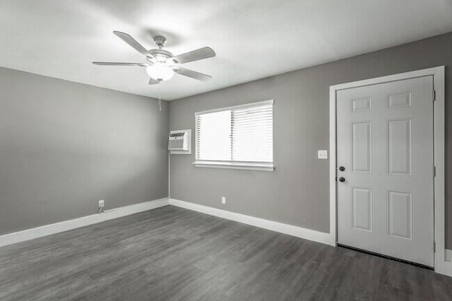 Building Photo - 1100 S Willow