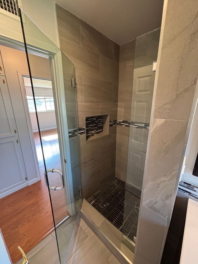 Building Photo - NICE 2 Bedroom Home with Large Enclosed Ya...