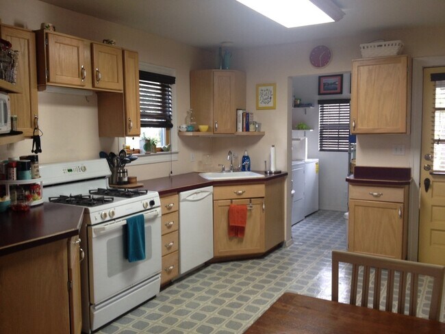 Building Photo - Charming 2/1 House in Hyde Park- Available for August!