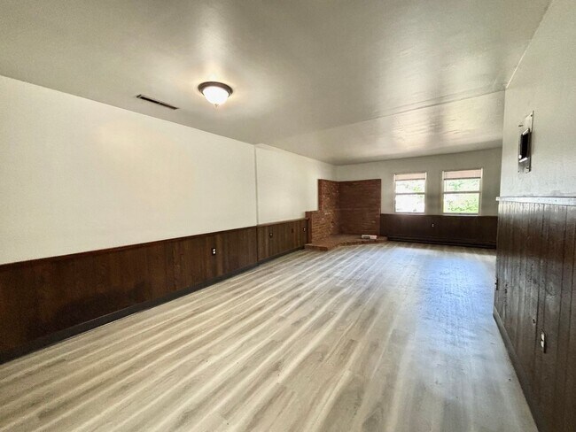 Building Photo - 421 N Rouse Ave