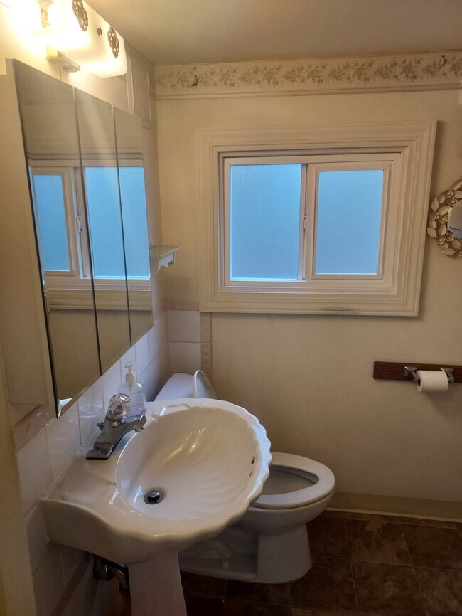 Building Photo - 3453 NW Thurman St