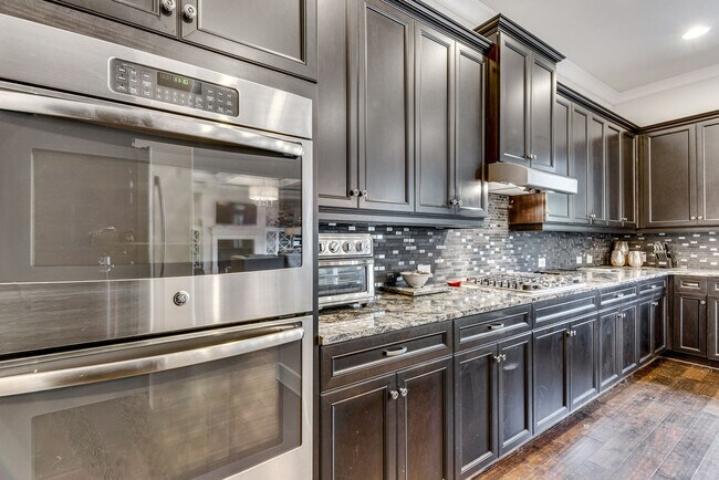 Building Photo - 6275 Bellmoore Park Ln