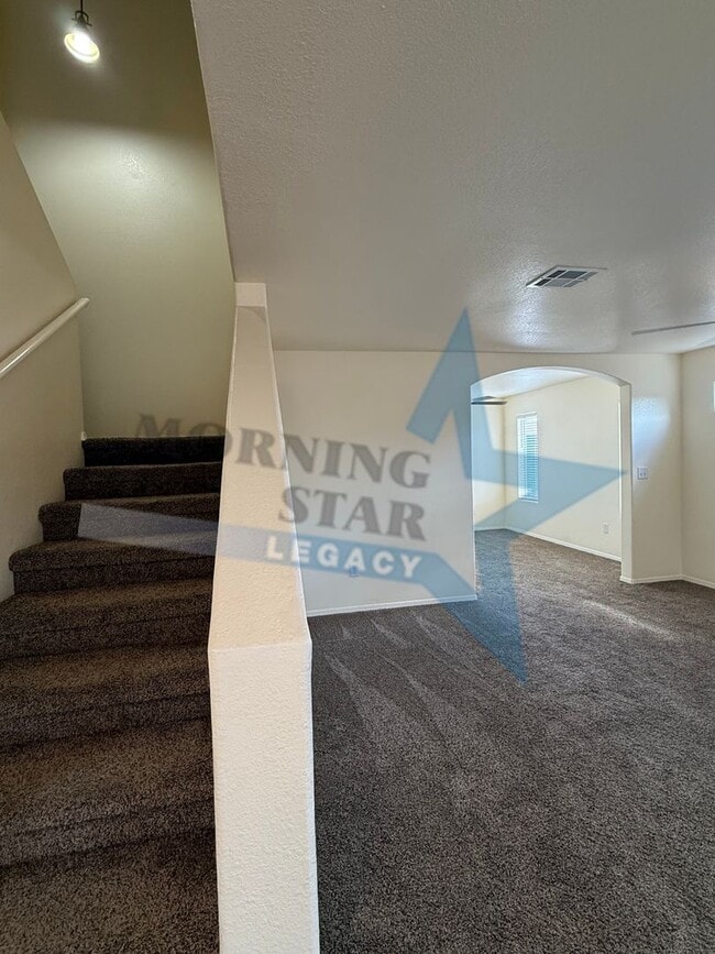 Building Photo - Inviting 3 bedroom 2.5 bath waiting to be ...