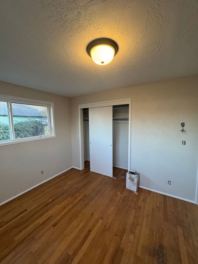 Building Photo - Great Vintage Home!