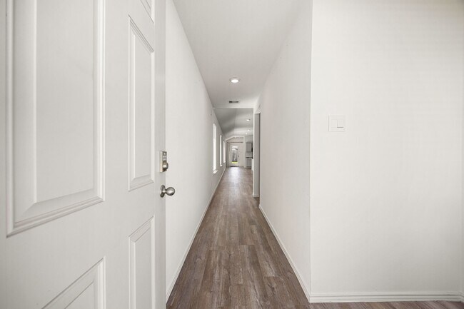 Building Photo - 23815 Hilltop Cyn Ln