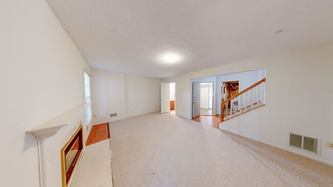 Building Photo - READY TO GO 3 LVL - 3 bed + 2 full and 2 half bath TH