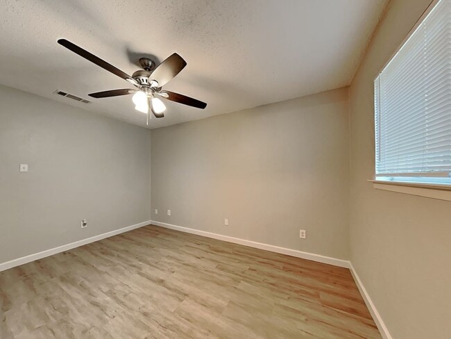 Building Photo - Remodeled 4-Bed, 2-Bath Home with Fenced Backyard in Mesquite, TX