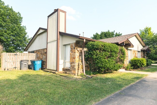 Building Photo - East 33rd Ct Duplex