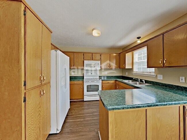Building Photo - 2822 Meadow Gln
