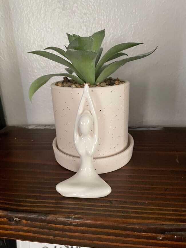 Building Photo - Great short term stay property! Nightly to monthly stays available!!