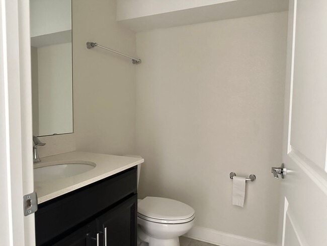 Building Photo - 4 Bed 3.5 Bath Townhouse In Storey Lake