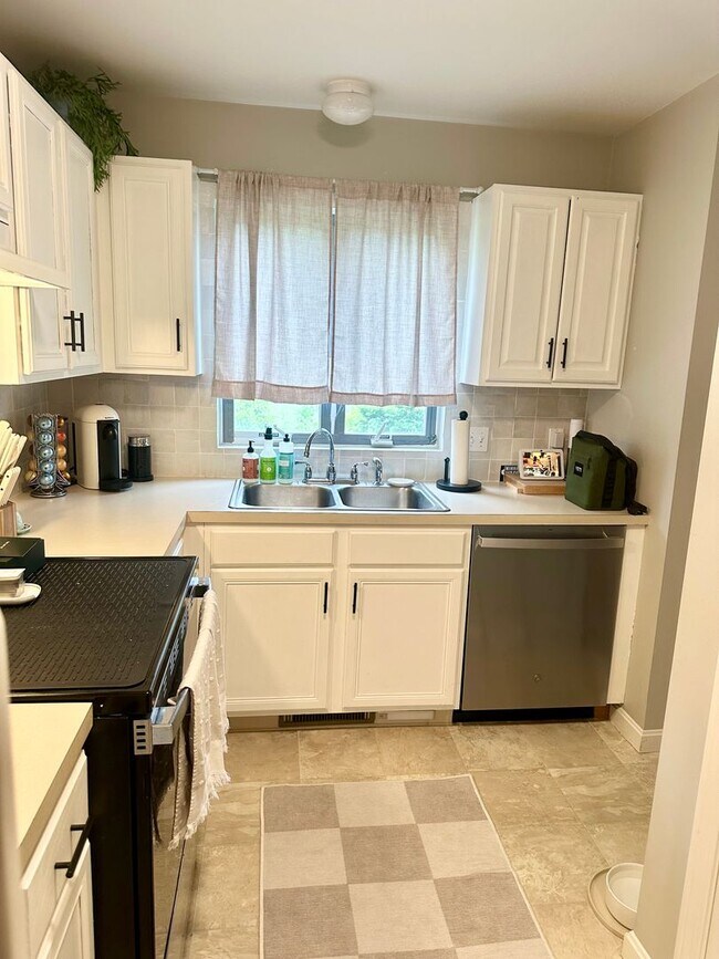 Building Photo - 2 Bed/1.5 Bath Townhouse available 9/1/2026