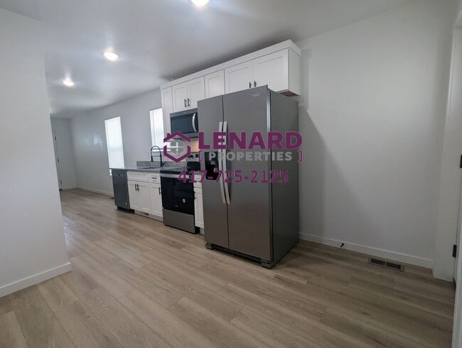 Building Photo - 2702 W Water St